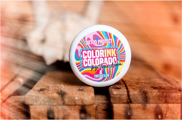Envase original de Colorink Colorado by Toni Nova sobre madera