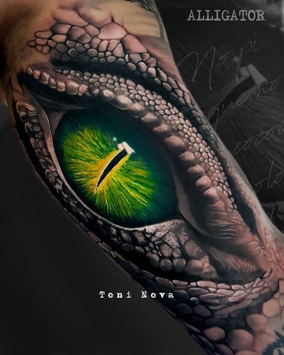 Ojo de reptil verde y amarillo con escamas en realismo, tatuaje de Toni Nova