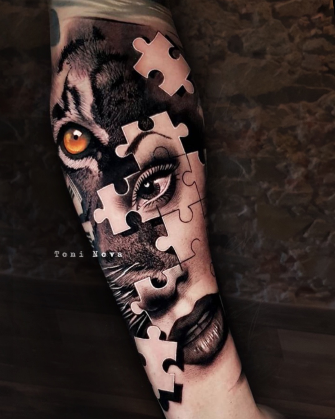 Composición de tigre y rostro humano con piezas de puzle, tatuaje de Toni Nova