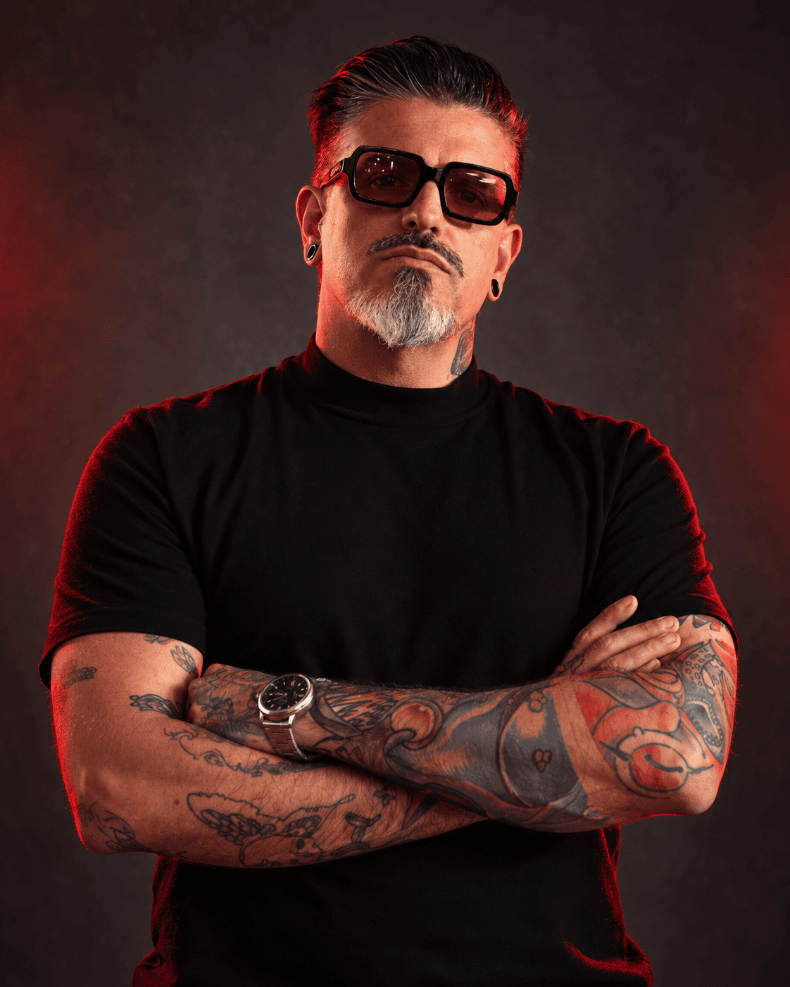 Toni Nova, con los brazos cruzados y luz roja en el estudio