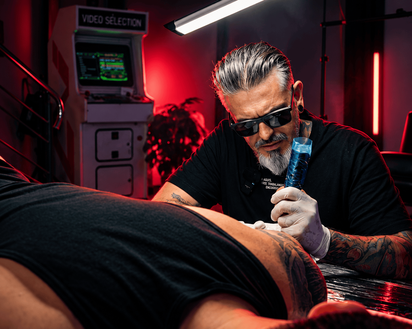 Toni Nova trabajando en un tatuaje dentro del estudio