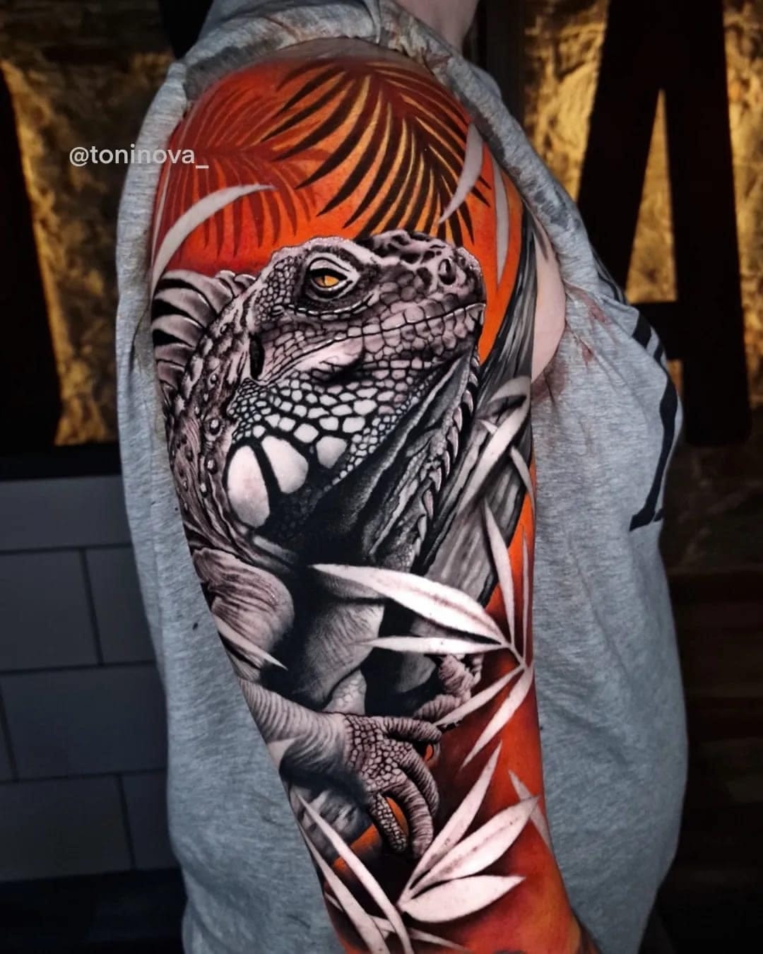 Iguana en realismo con composición vegetal y fondo naranja